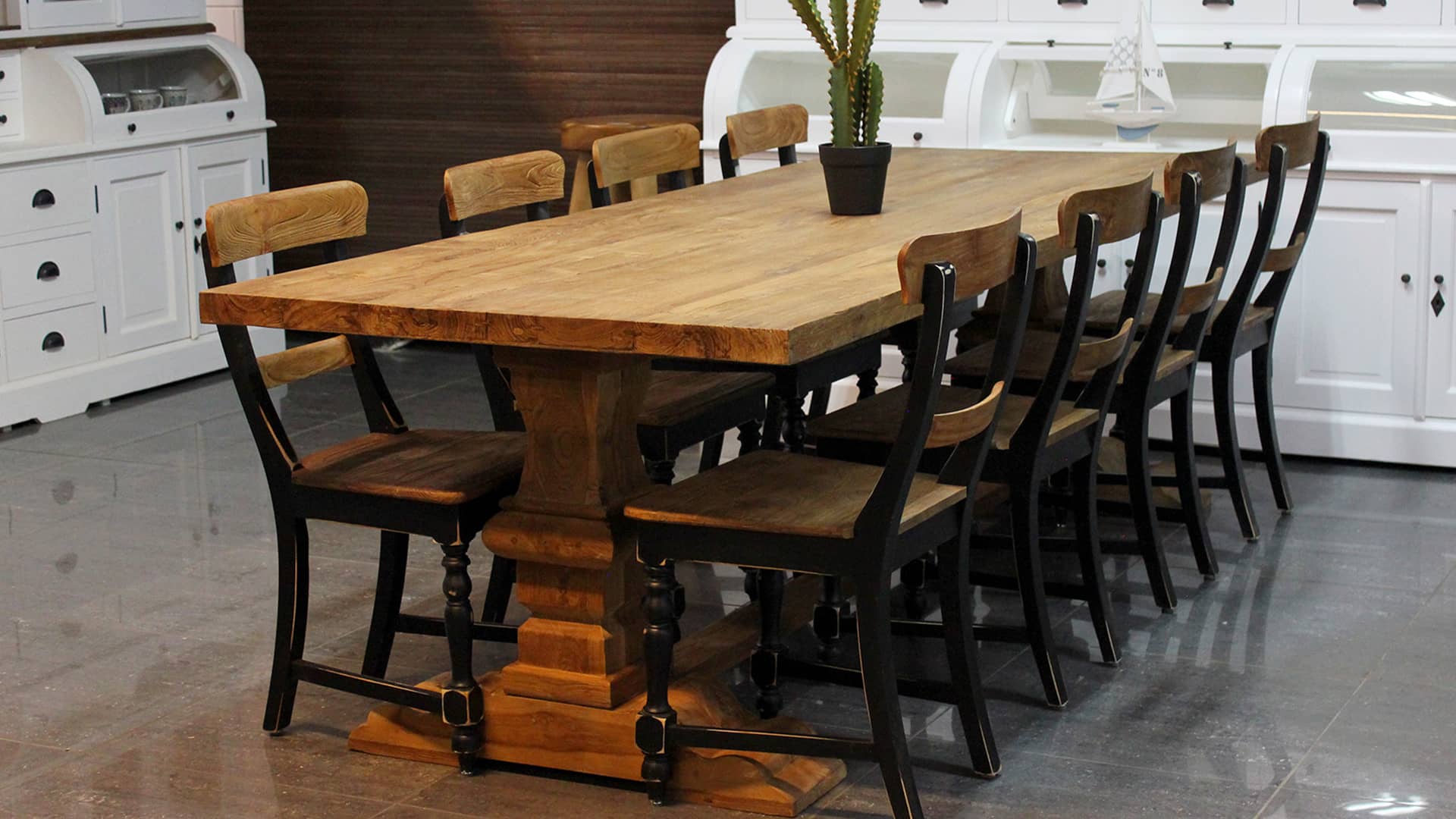 Landelijke kloostertafel oud teakhout, massieve kolompoot.