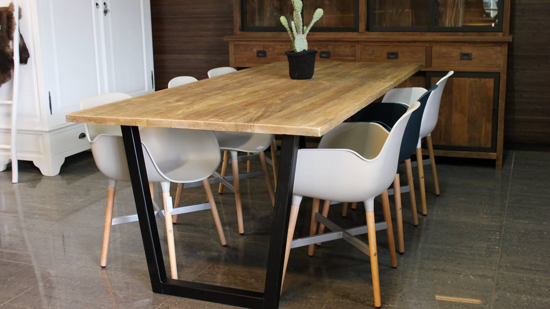 Moderne eettafel Bola met metalen poten en massief houten blad.