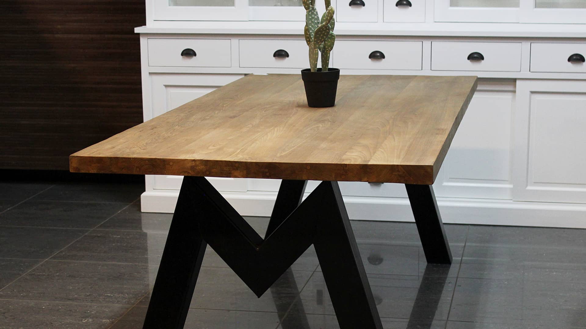Design tafel teak met chique metalen poot, dik massief teakhouten blad bij TEAK2.
