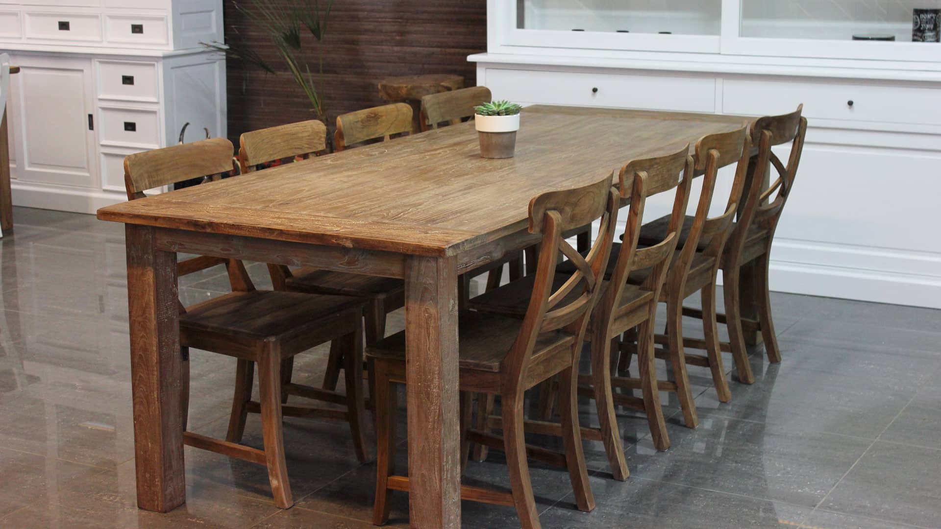 Landelijke houten tafel met kopregel in oud teakhout.