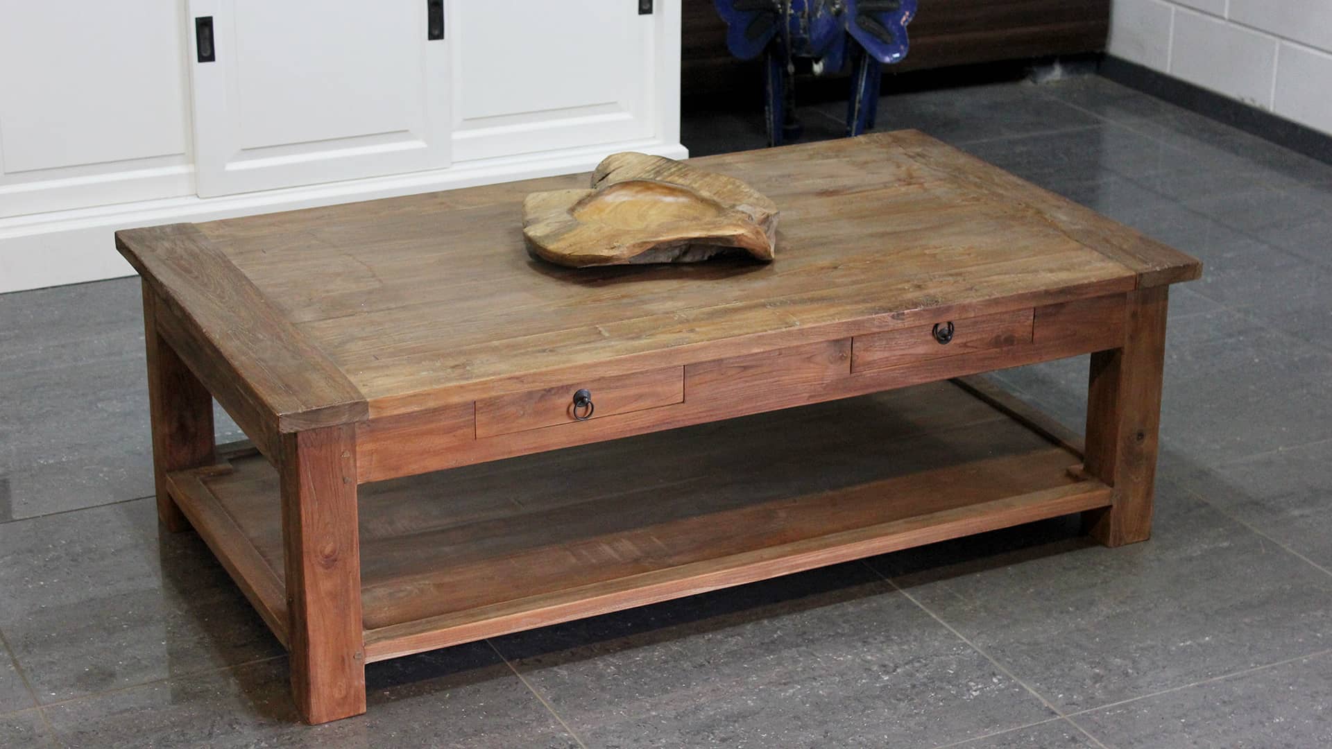 Landelijke houten salontafel met kopregel in oud teakhout.