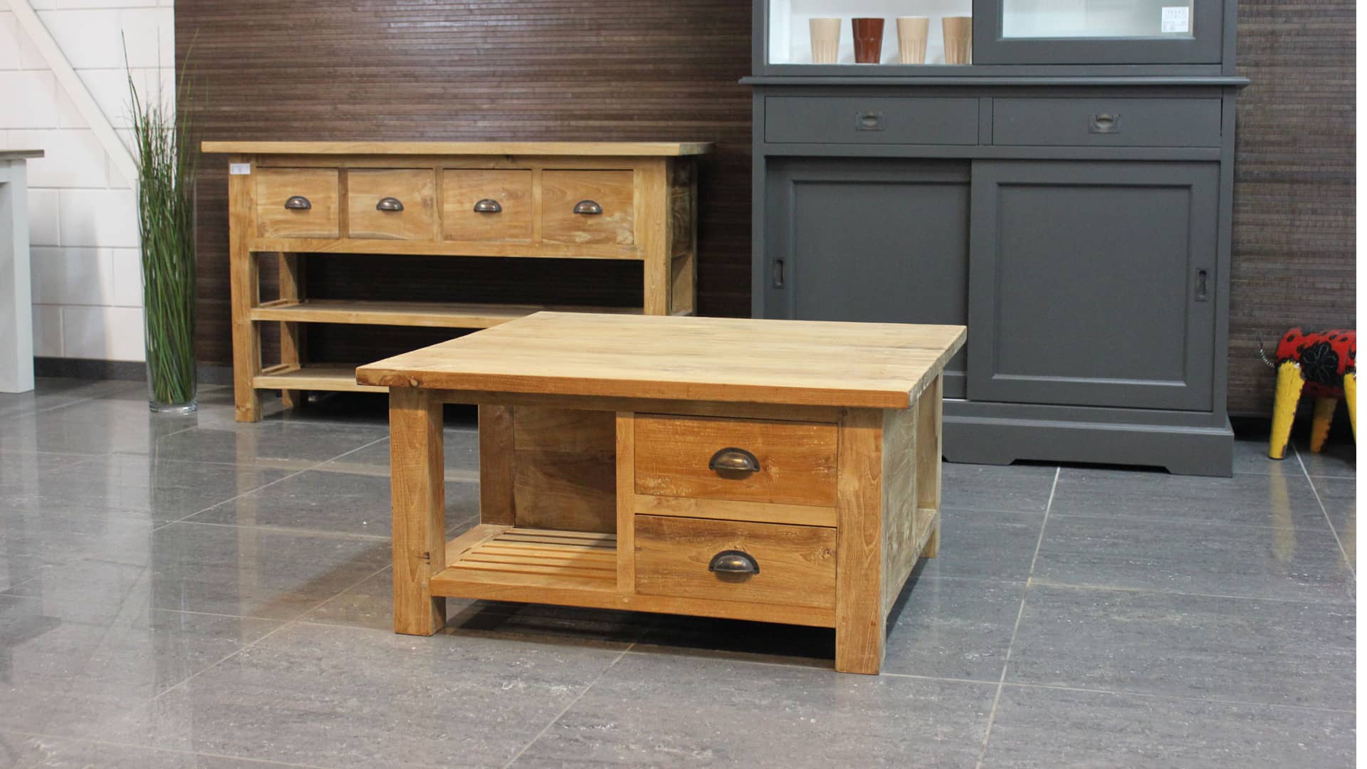 Vierkante salontafel teak met lades.