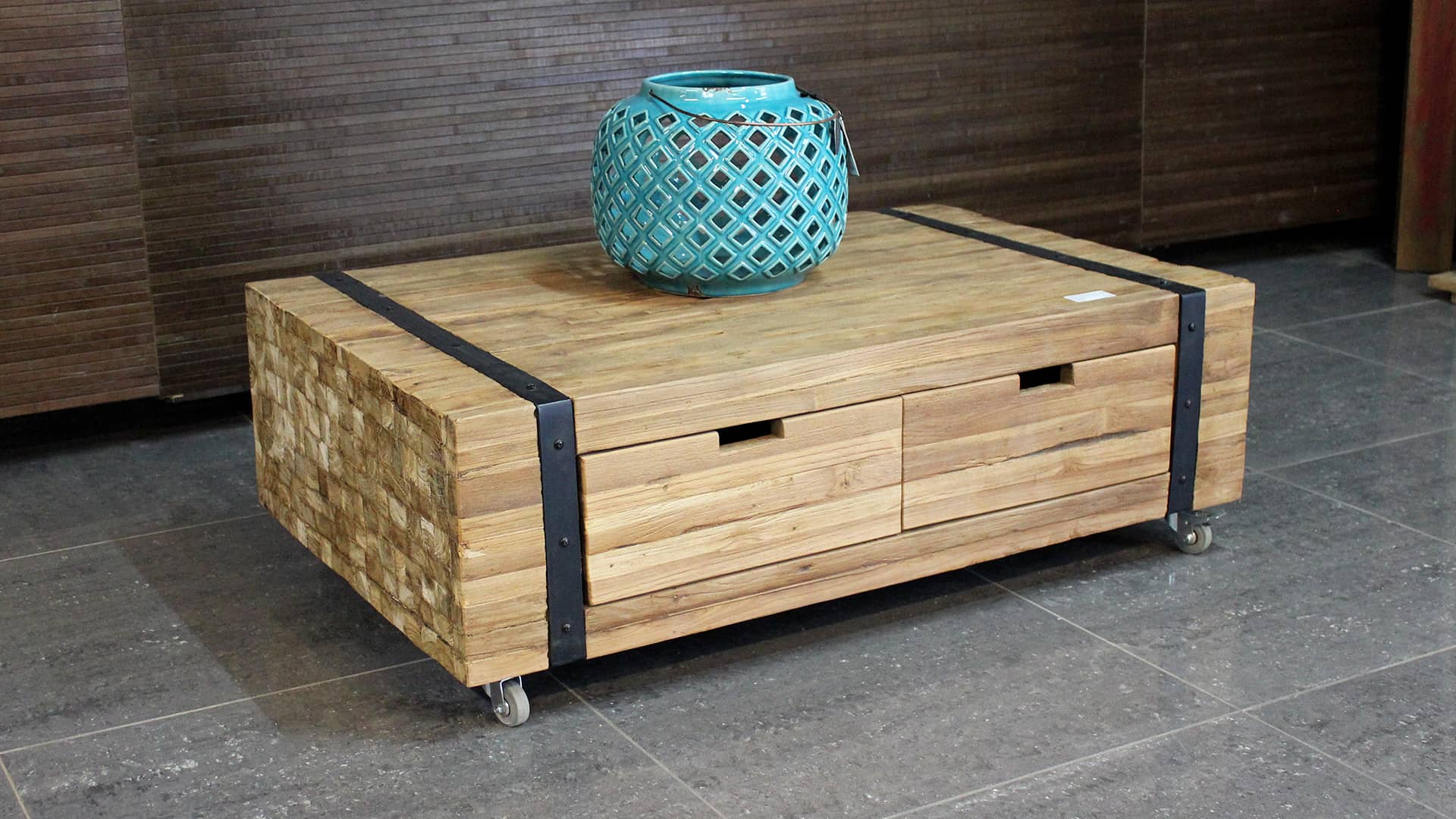 Moderne salontafel van houten latjes.