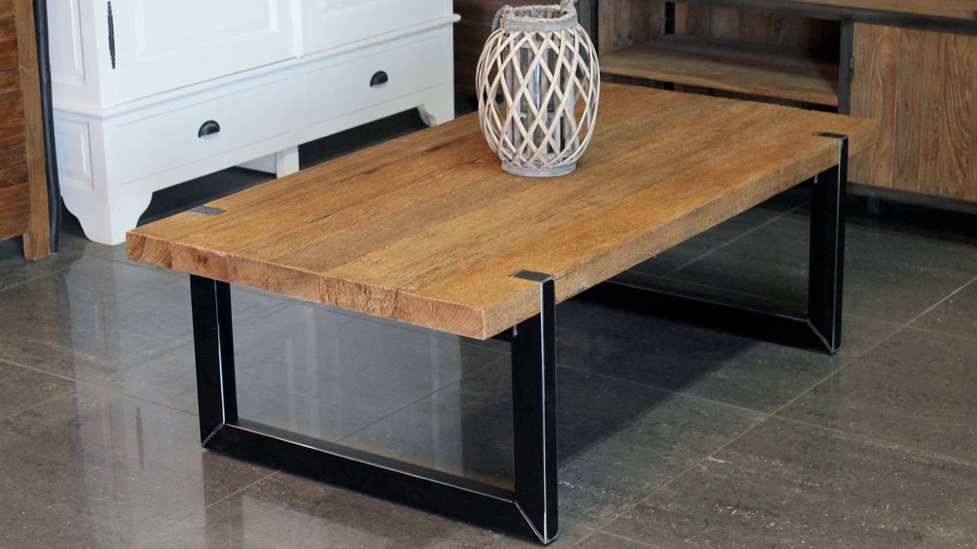 Moderne salontafel teak blad massief en metalen poot.