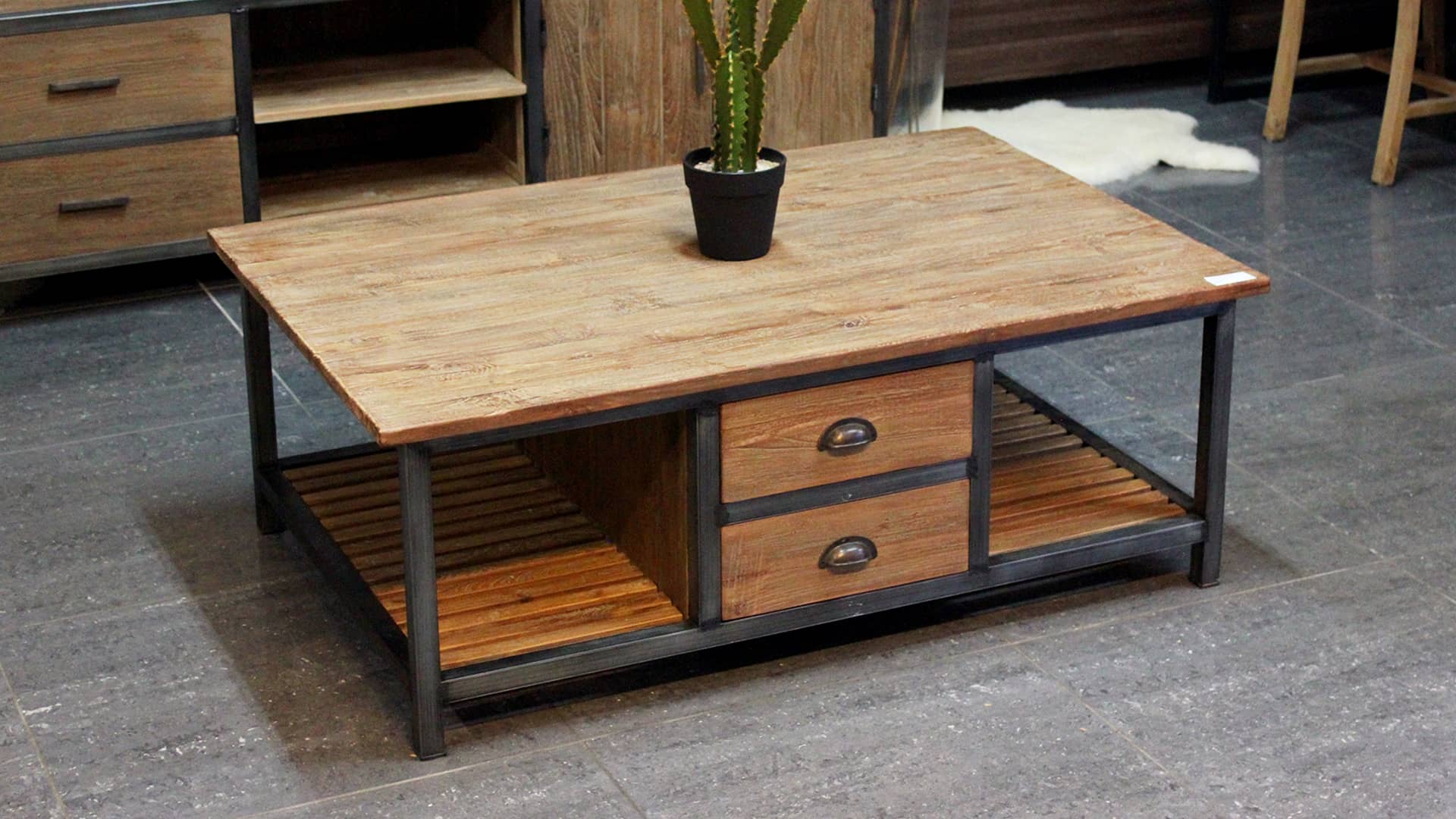 Industriële salontafel rechthoekig in teak met metaal.