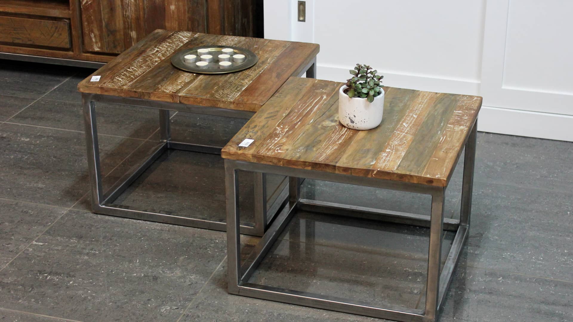 Moderne vierkante salontafel teak met metalen onderstel.