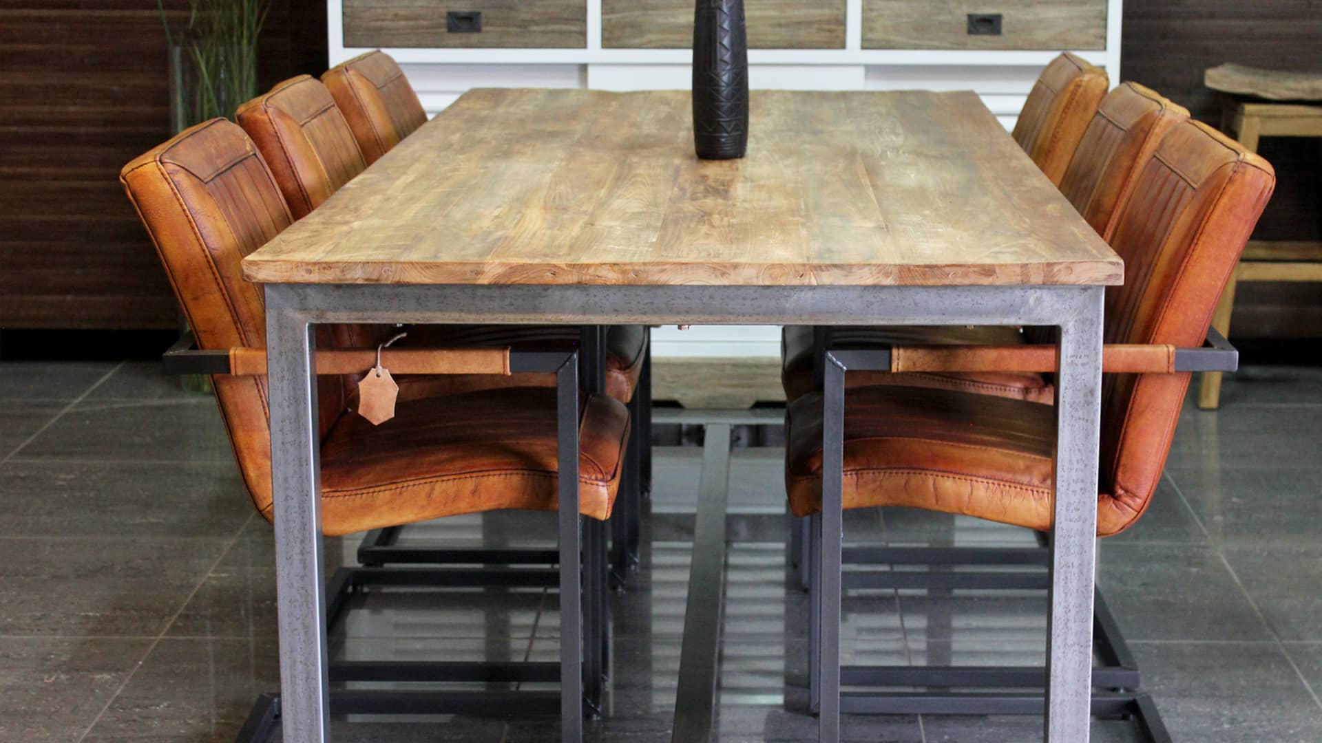 Moderne teak tafel met metalen onderstel.