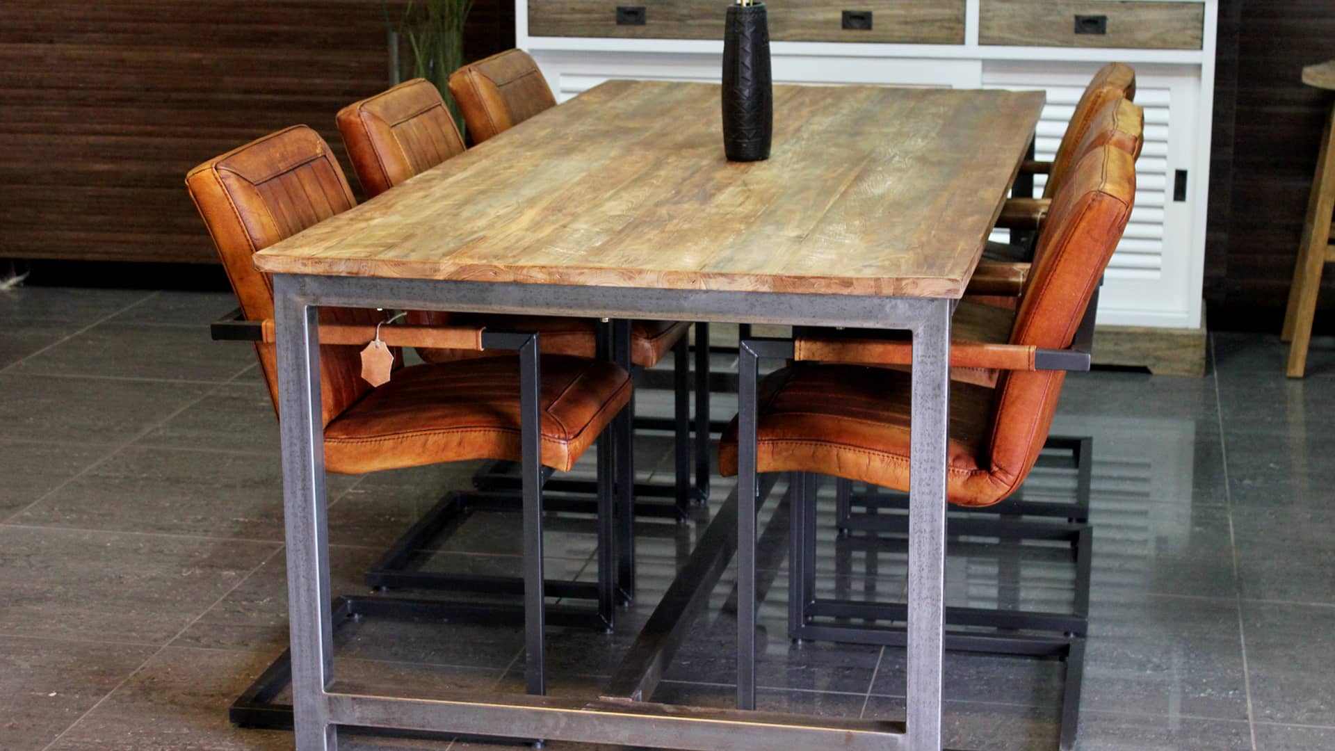Moderne houten tafels bij TEAK2 voor een strak of modern interieur.