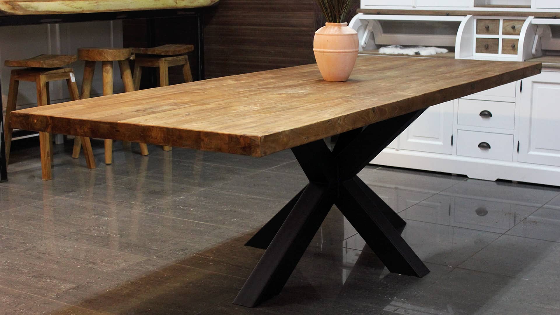 Massief houten eettafel in moderne stijl, metalen spinpoot.