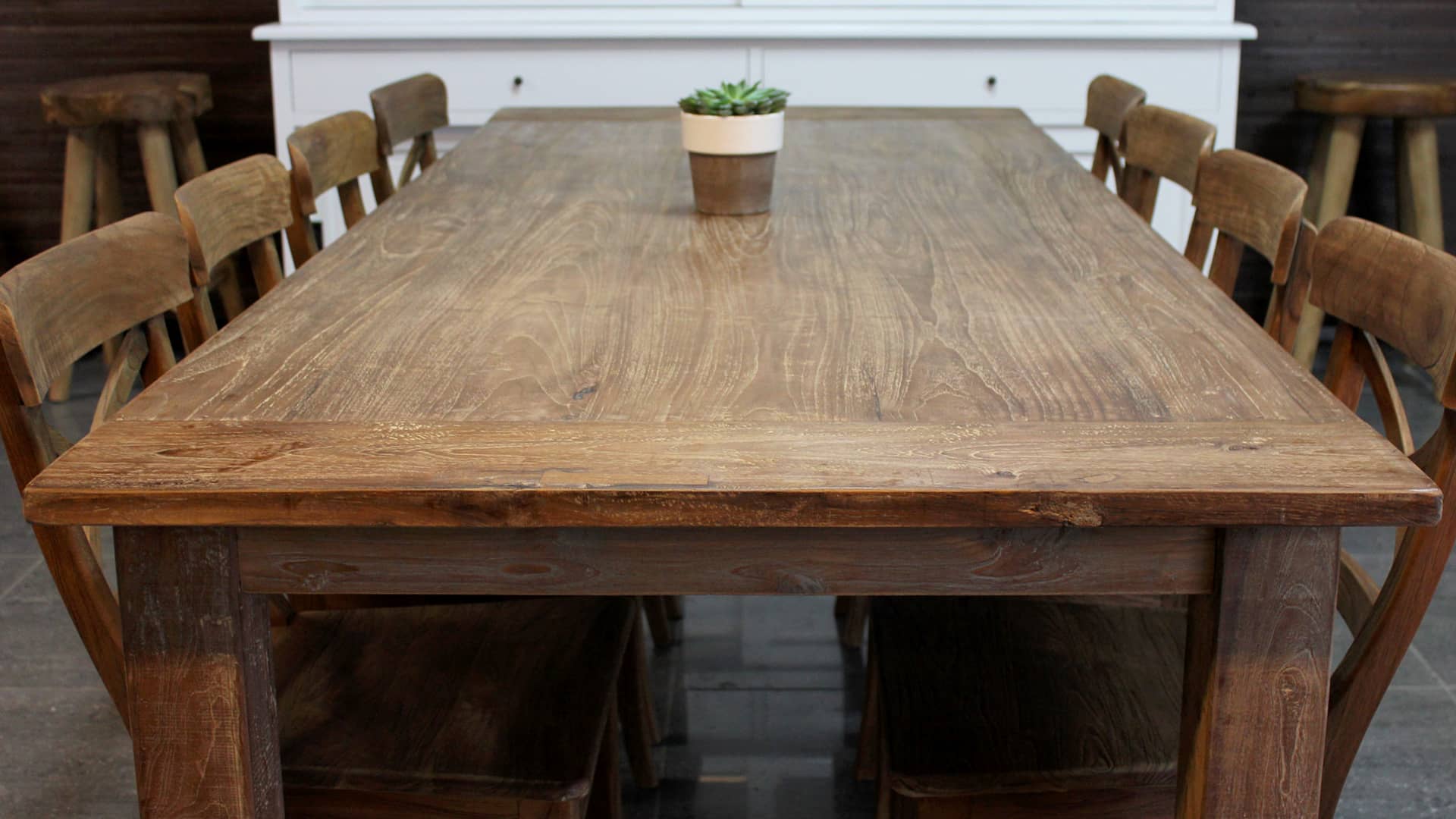 Structuur van de landelijke tafel in oud teak.