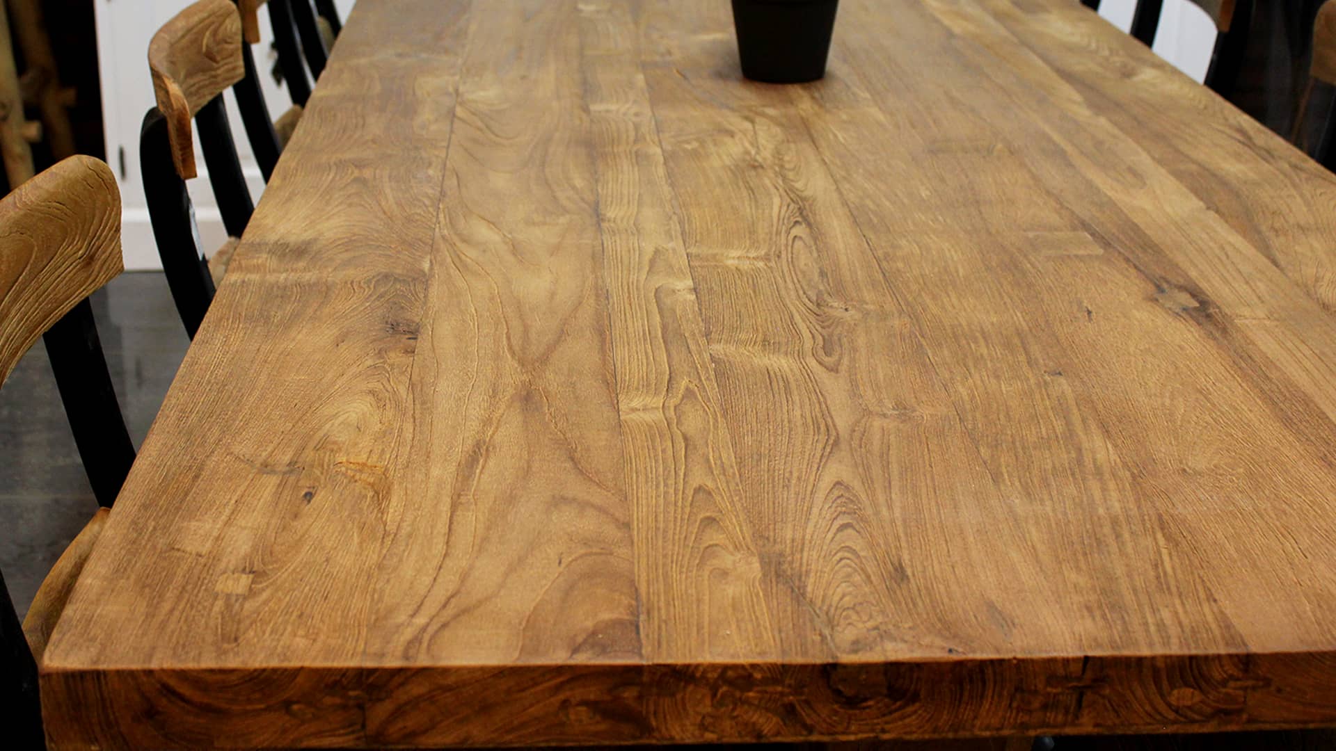 Structuur van een moderne geborsteld oud teakhouten tafel.