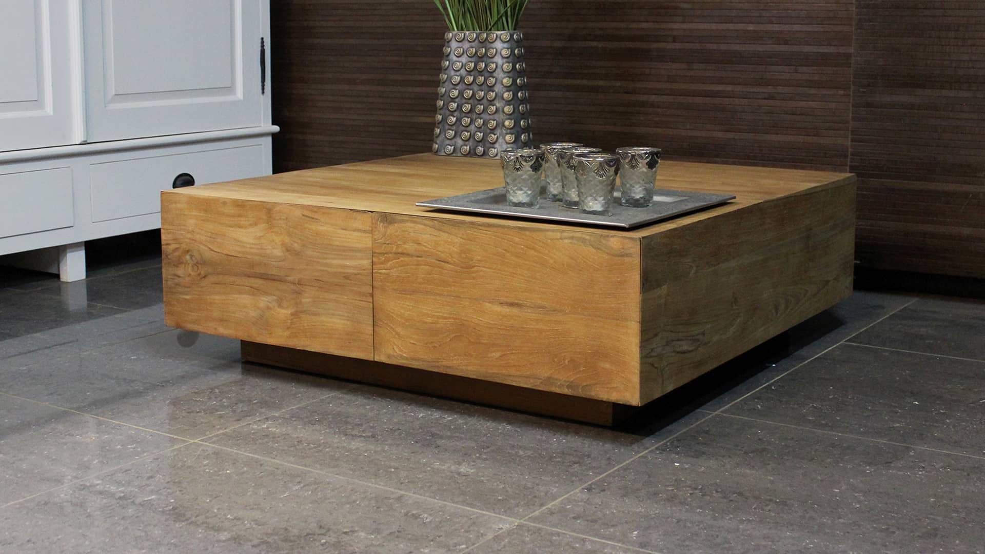 Vierkante salontafel modern design in massief teak, stijlvol.