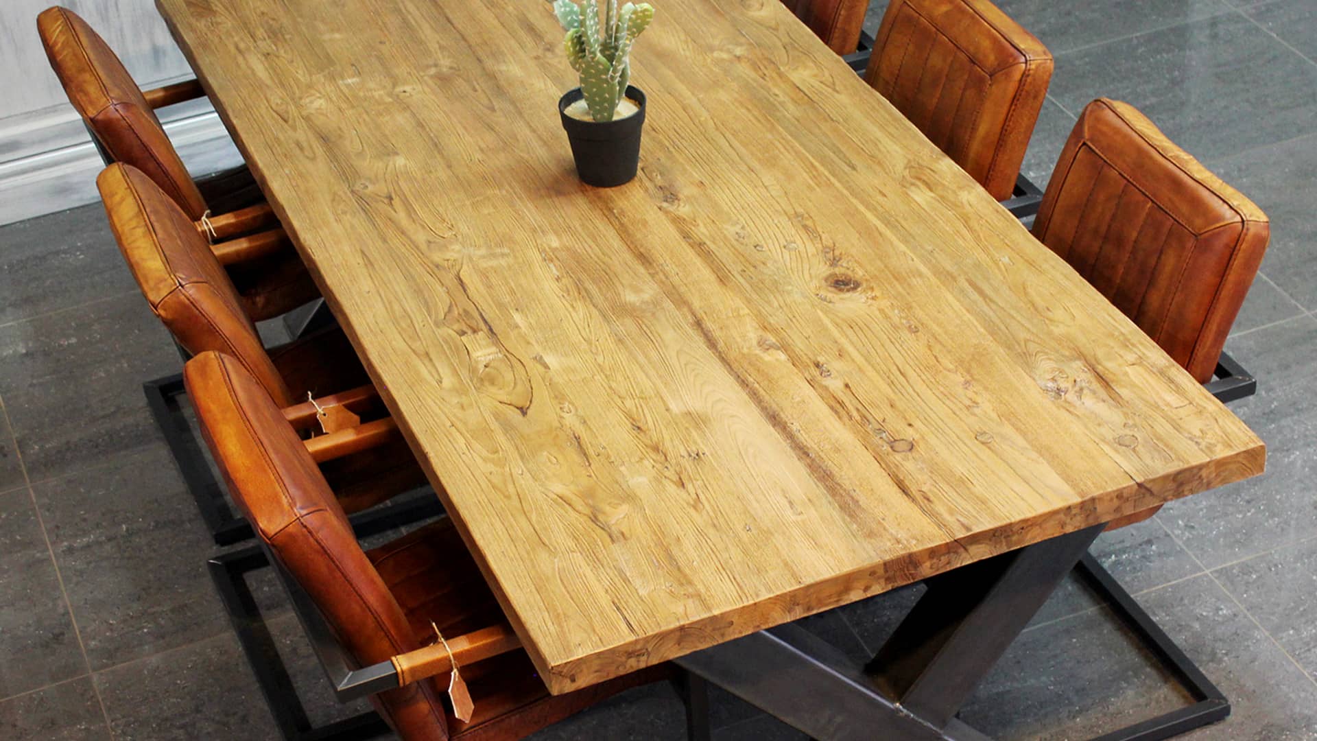 Moderne tafel teak met metalen onderstel. Design eettafel met massief teakhouten blad bij TEAK2.