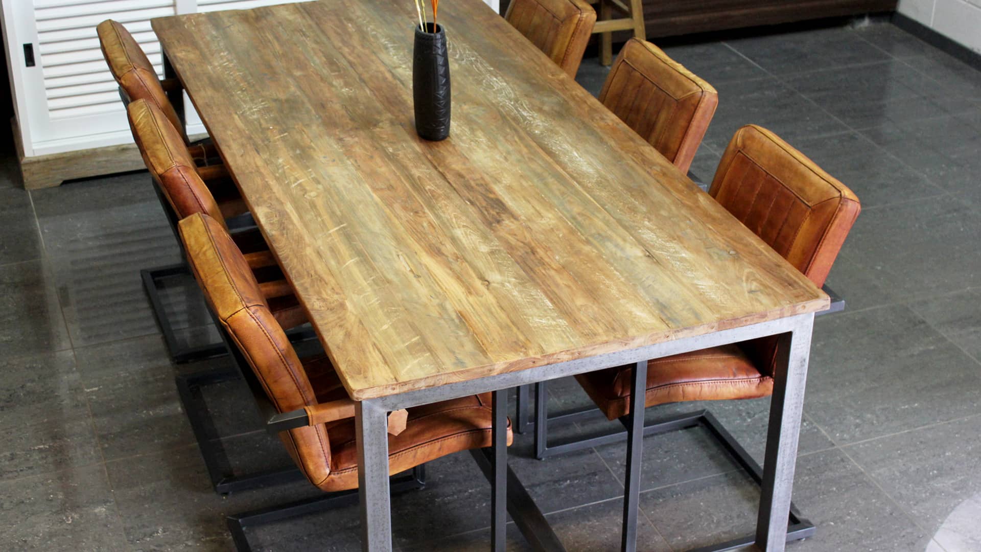Moderne tafel teak met metalen onderstel bij TEAK2.